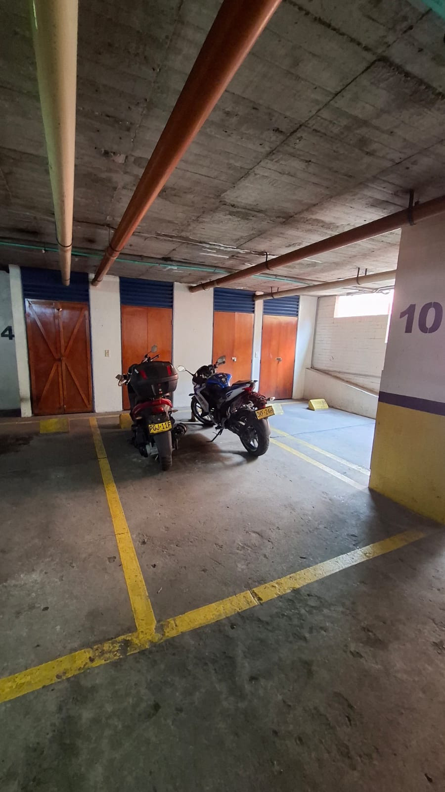 Parqueadero y deposito
