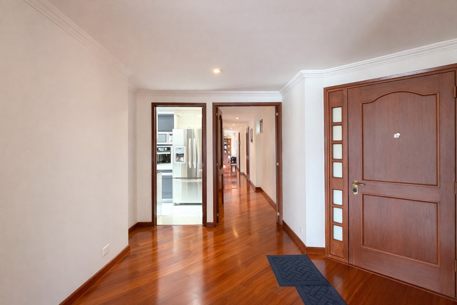 Pasillo elegante con detalles armoniosos