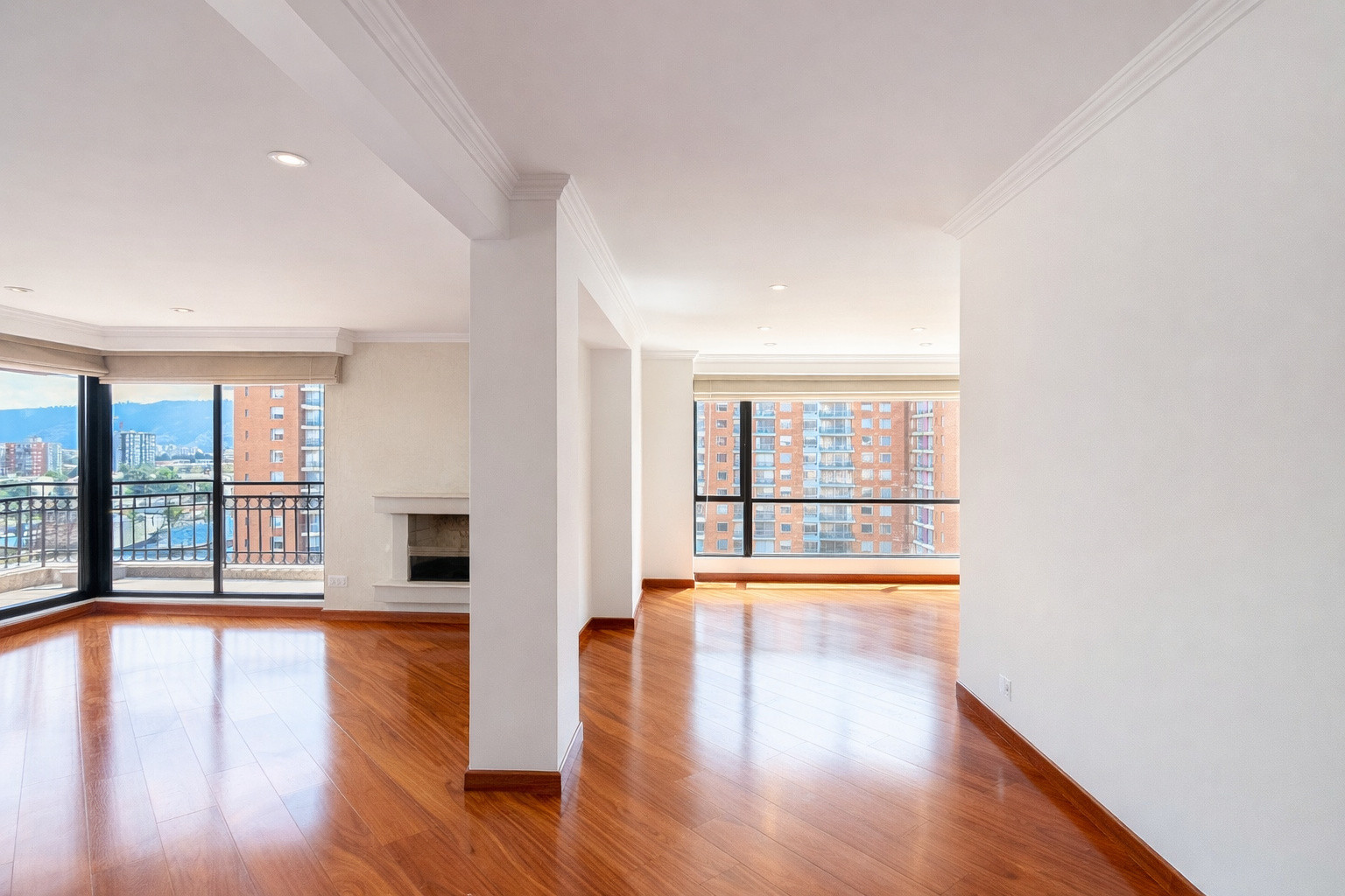 Sala amplia con ventanales y chimenea