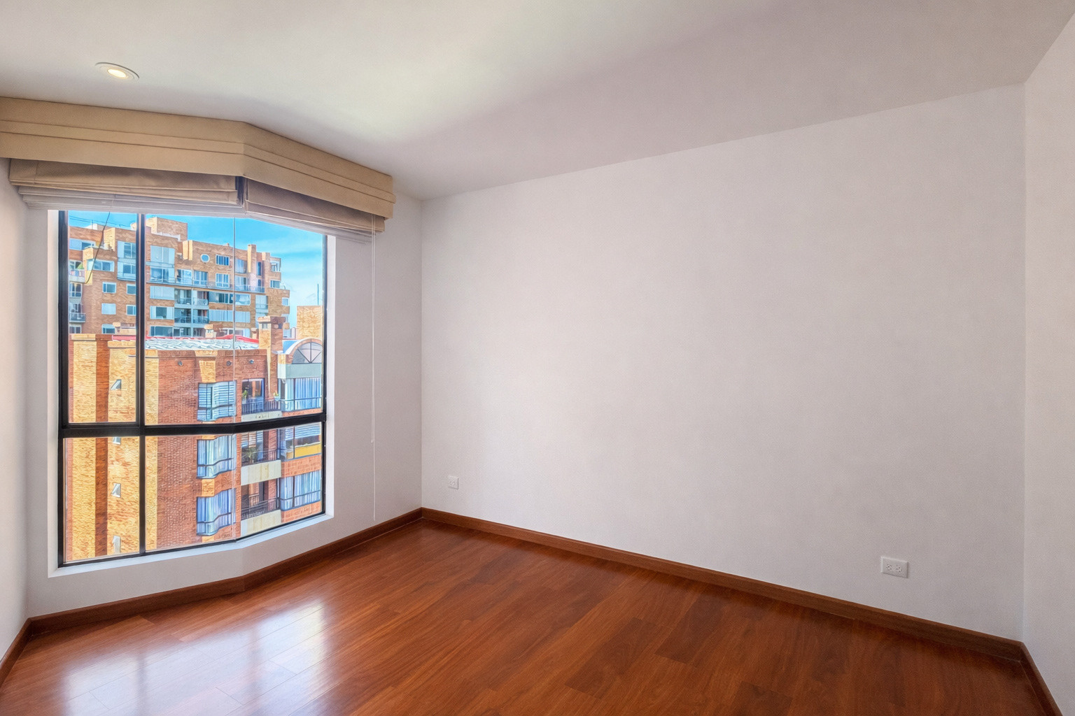 Habitación minimalista con vista urbana
