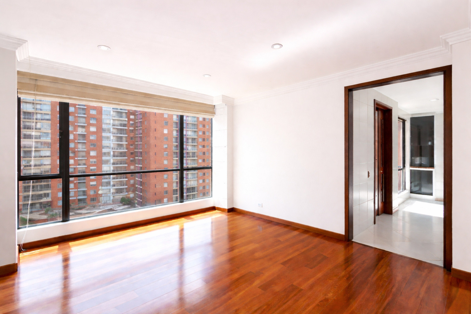 Sala moderna con gran ventana