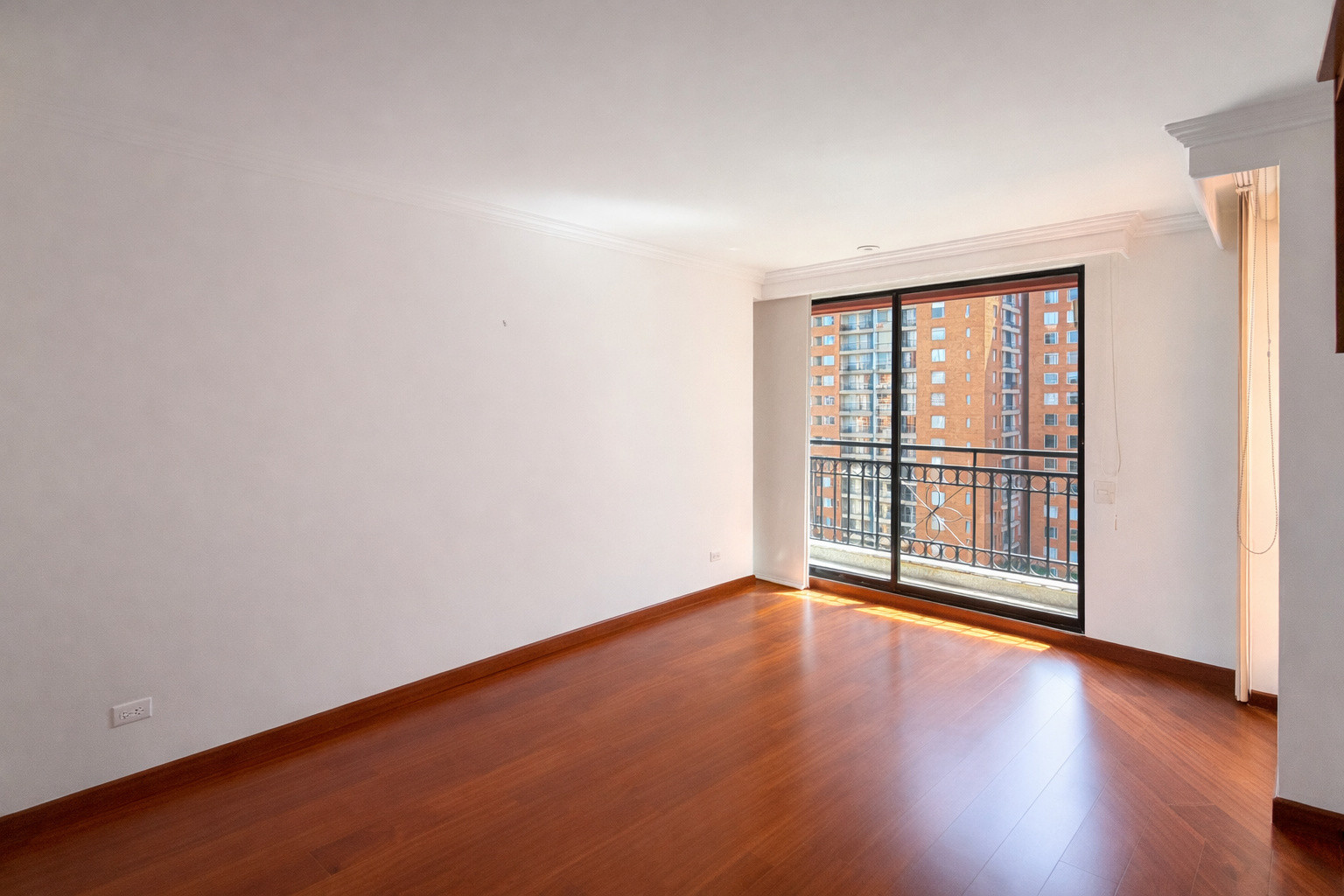 Habitación vacía con puerta corrediza